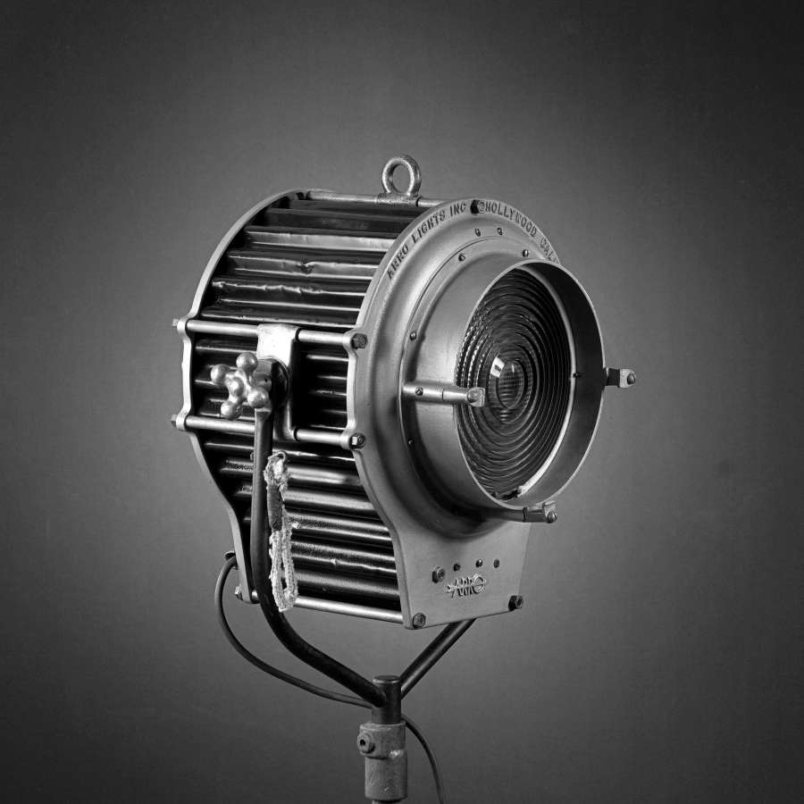 “Foco Fresnel de cine clásico vintage, en alquiler para rodajes y eventos”foco cine antiguo vintage
