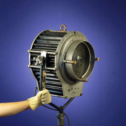 “Foco Fresnel de cine clásico vintage, en alquiler para rodajes y eventos”