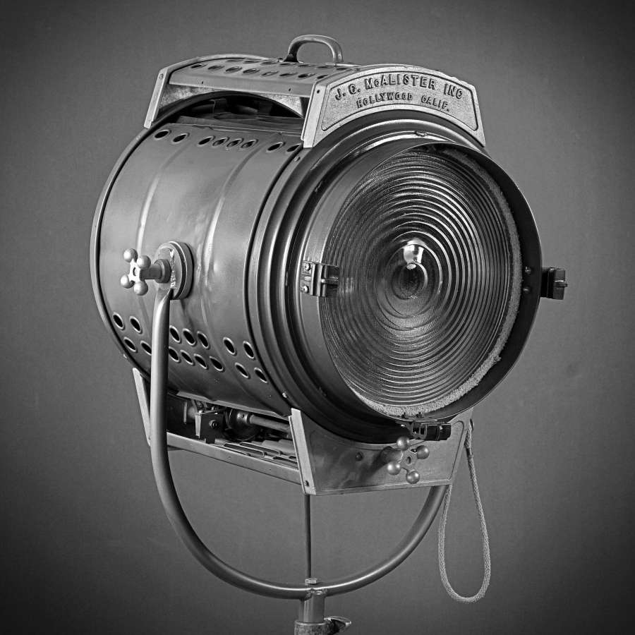 Spotlight Fresnel 5kW de los años dorados de Hollywood, pieza icónica de iluminación cinematográfica muy presente en rodajes de grandes clásicos.