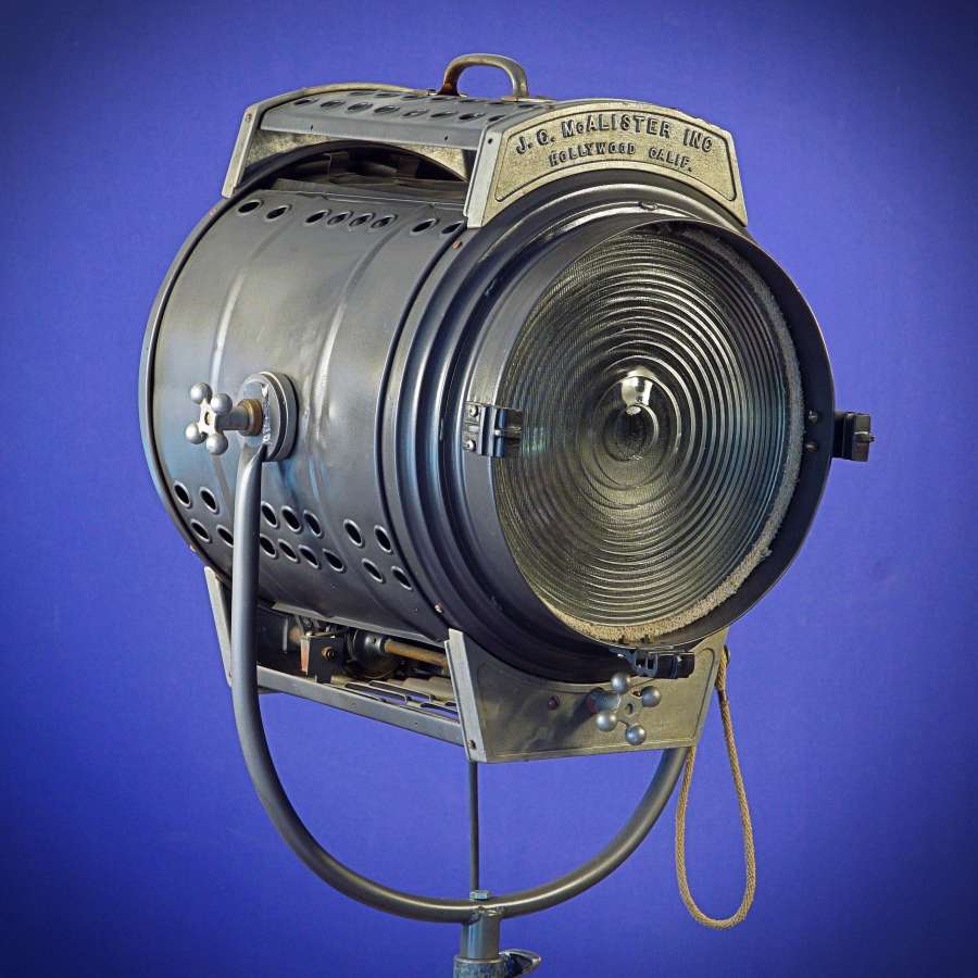 Spotlight Fresnel 5kW de los años dorados de Hollywood, pieza icónica de iluminación cinematográfica muy presente en rodajes de grandes clásicos.