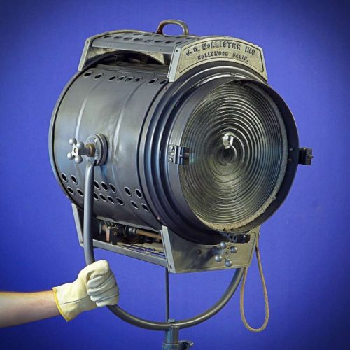 Spotlight Fresnel 5kW de los años dorados de Hollywood, pieza icónica de iluminación cinematográfica muy presente en rodajes de grandes clásicos.