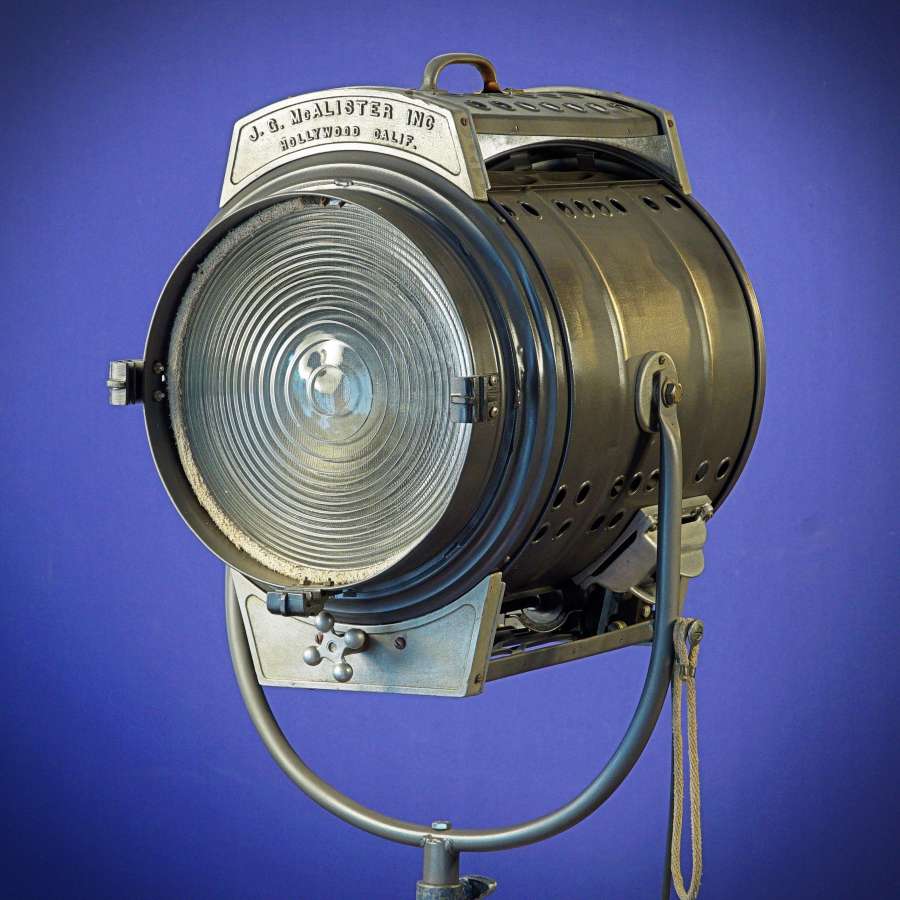 Spotlight Fresnel 5kW de los años dorados de Hollywood, pieza icónica de iluminación cinematográfica muy presente en rodajes de grandes clásicos.