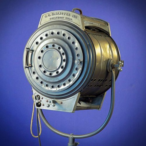 Spotlight Fresnel 5kW de los años dorados de Hollywood, pieza icónica de iluminación cinematográfica muy presente en rodajes de grandes clásicos.