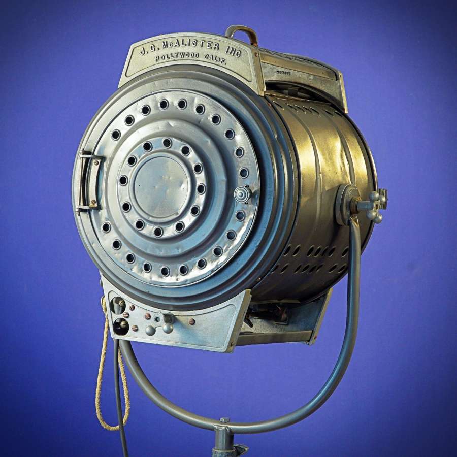 Spotlight Fresnel 5kW de los años dorados de Hollywood, pieza icónica de iluminación cinematográfica muy presente en rodajes de grandes clásicos.