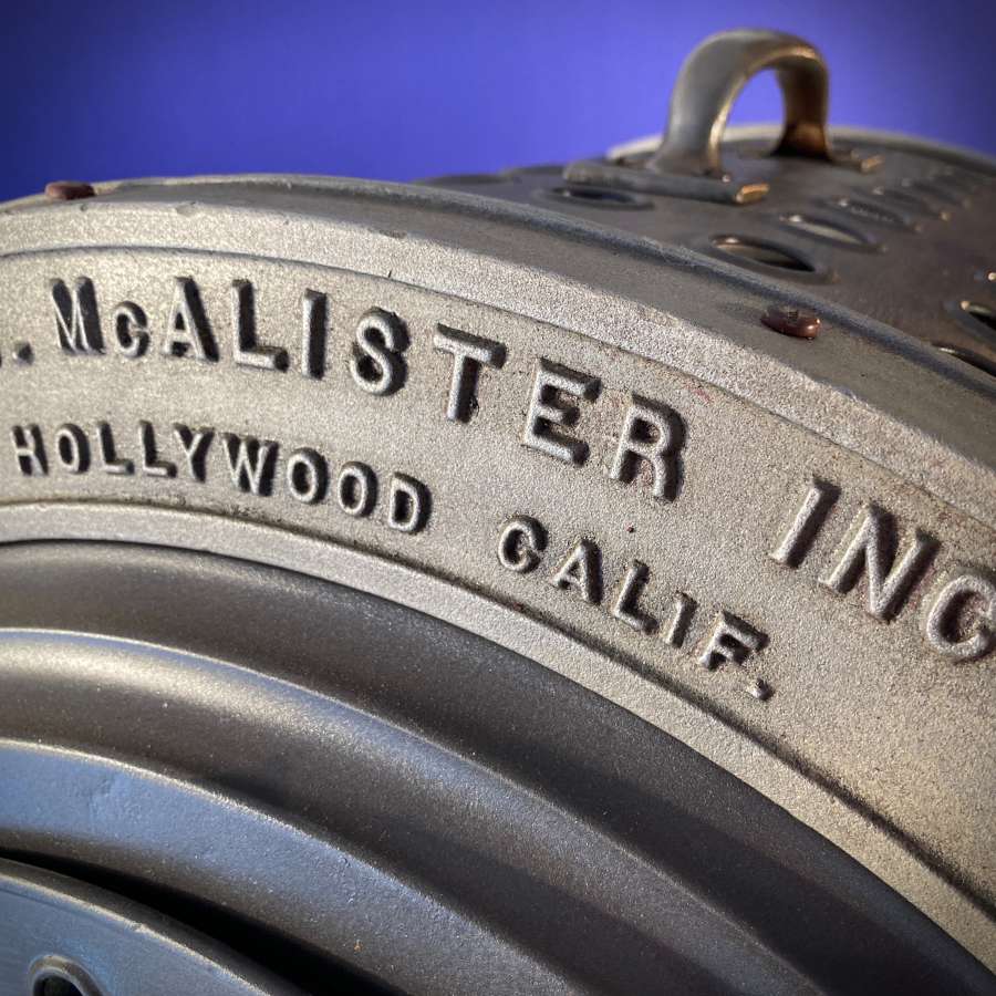 Spotlight Fresnel 5kW de los años dorados de Hollywood, pieza icónica de iluminación cinematográfica muy presente en rodajes de grandes clásicos.