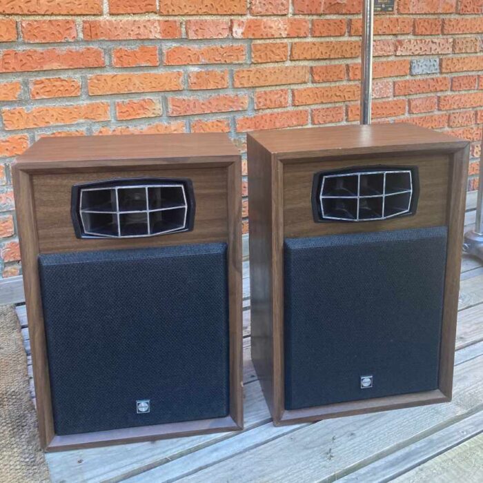 Altavoces baffles vintage de estudio de grabación sonido para atrezo