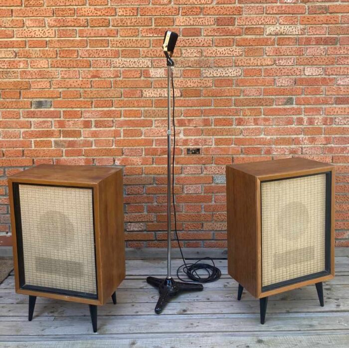 Altavoces baffles vintage de estudio de grabación sonido para atrezo