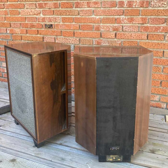Altavoces baffles vintage de estudio de grabación sonido para atrezo