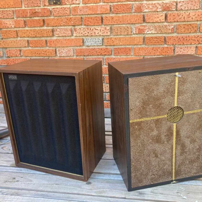 Altavoces baffles vintage de estudio de grabación sonido para atrezo