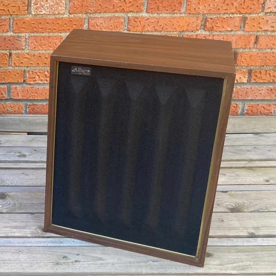 Altavoces baffles vintage de estudio de grabación sonido para atrezo