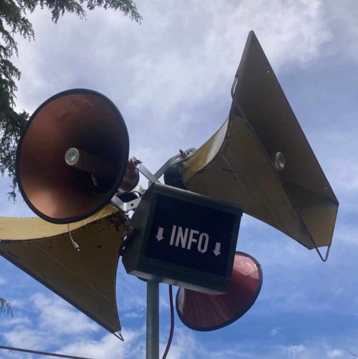 megafonía calle exteriores bocina atrezo
