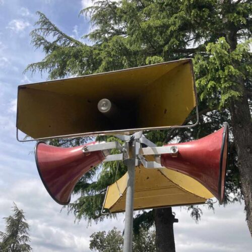 megafonía calle exteriores bocina atrezo