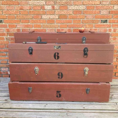 Cajas rojas de atrezo vintage usadas por equipos de iluminación de cine, colocadas en un backstage de rodaje