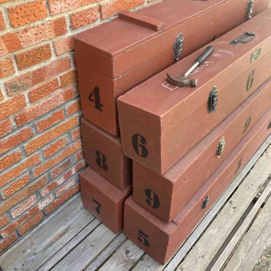 Cajas rojas de atrezo vintage usadas por equipos de iluminación de cine, colocadas en un backstage de rodaje