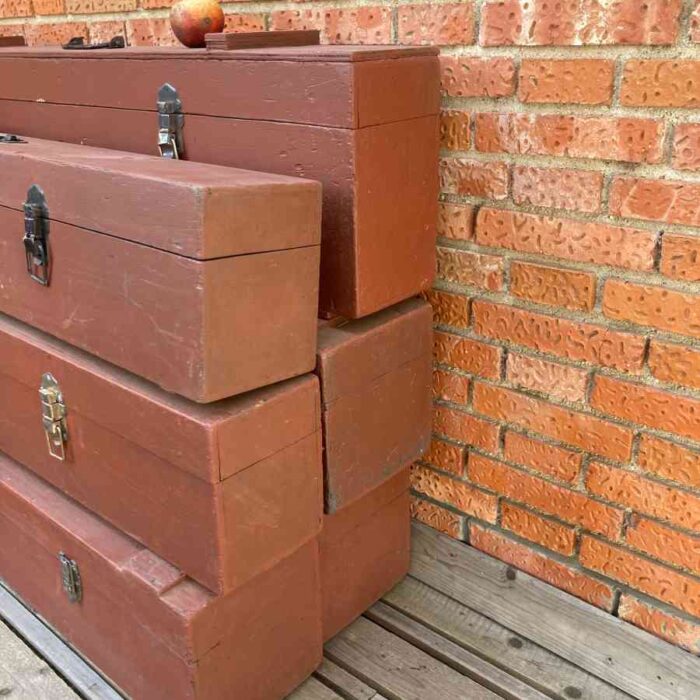 Cajas rojas de atrezo vintage usadas por equipos de iluminación de cine, colocadas en un backstage de rodaje