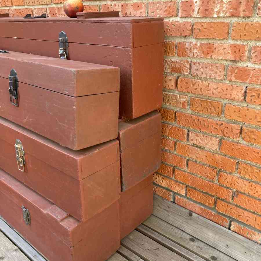 Cajas rojas de atrezo vintage usadas por equipos de iluminación de cine, colocadas en un backstage de rodaje