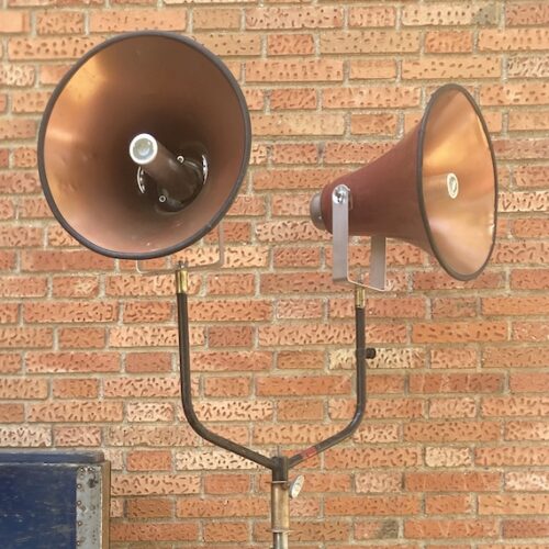Equipo de megafonía vintage usado para órdenes de estudio y dirección en rodajes