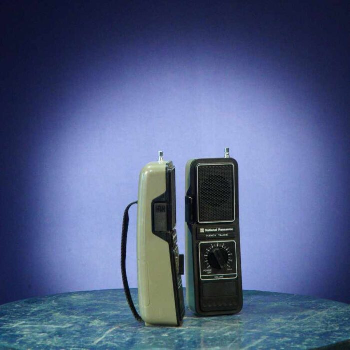 Walkie talkies vintage ideales para atrezo en rodajes y eventos