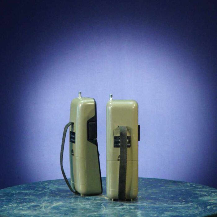 Walkie talkies vintage ideales para atrezo en rodajes y eventos