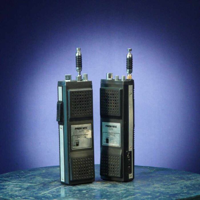 Walkie talkies vintage grandes y llamativos, ideales para atrezo en rodajes y eventos
