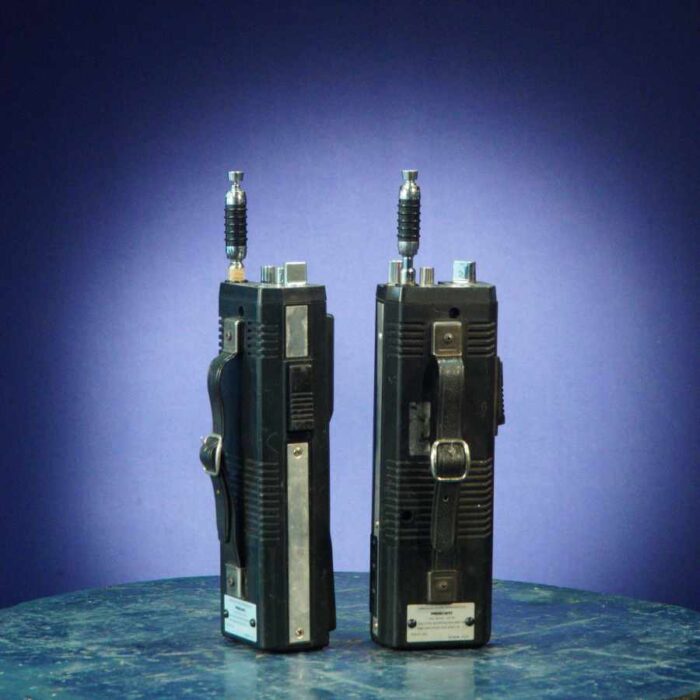 Walkie talkies vintage grandes y llamativos, ideales para atrezo en rodajes y eventos