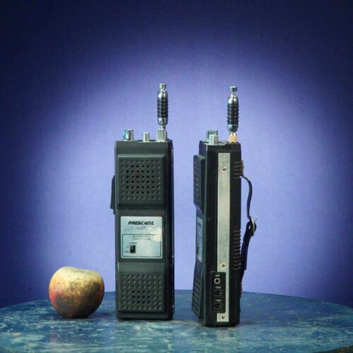 Walkie talkies vintage grandes y llamativos, ideales para atrezo en rodajes y eventos