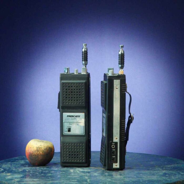 Walkie talkies vintage grandes y llamativos, ideales para atrezo en rodajes y eventos
