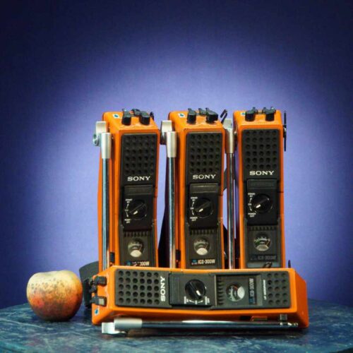 Walkie talkies vintage color naranja de los años 80, grandes y llamativos, ideales para atrezo en rodajes y eventos