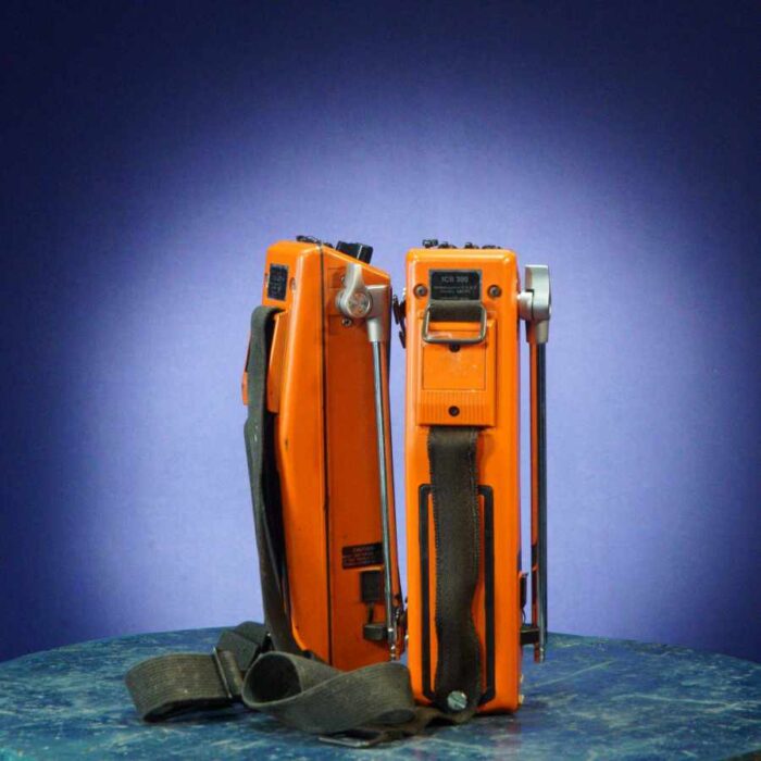 Walkie talkies vintage color naranja de los años 80, grandes y llamativos, ideales para atrezo en rodajes y eventos