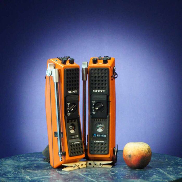 Walkie talkies vintage color naranja de los años 80, grandes y llamativos, ideales para atrezo en rodajes y eventos