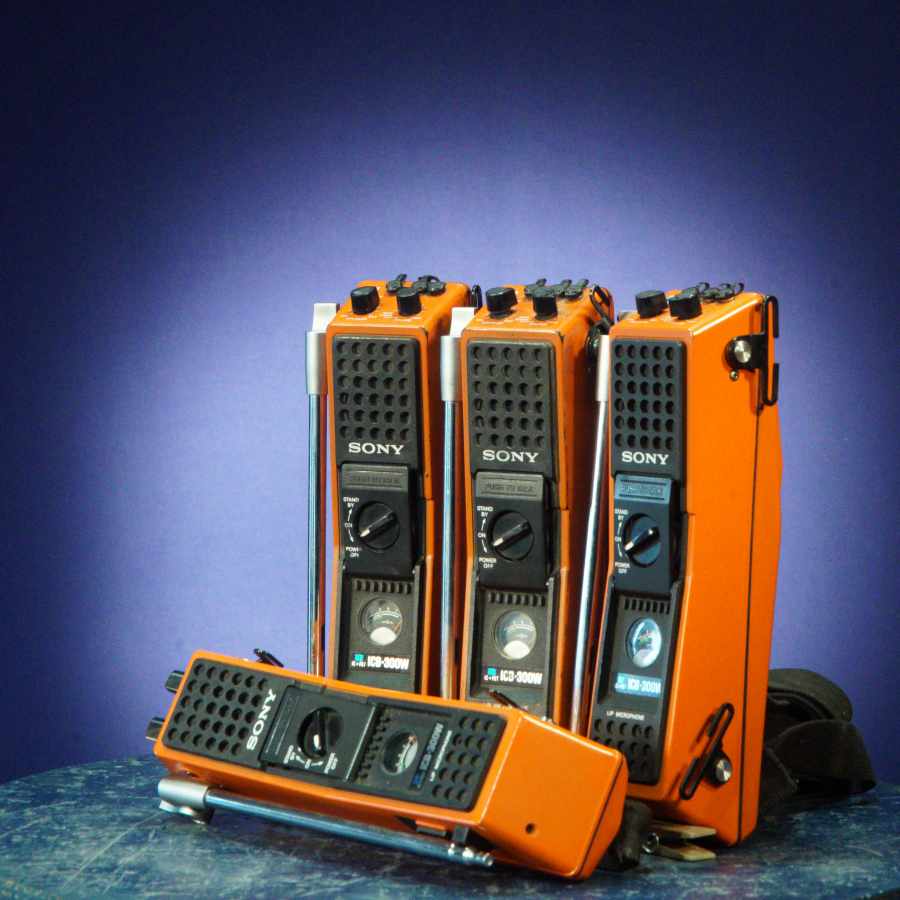 Walkie talkies vintage color naranja de los años 80, grandes y llamativos, ideales para atrezo en rodajes y eventos