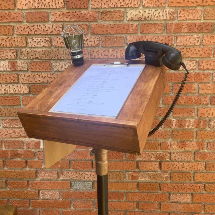 Atril de script vintage de estudios cinematográficos para atrezo de plató