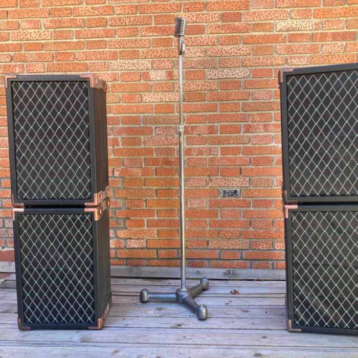 Altavoces de escenario retro para producciones musicales y TVE con ambientación vintage atrezzo