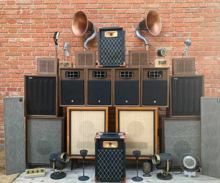 Altavoces baffles vintage de estudio de grabación sonido para atrezo