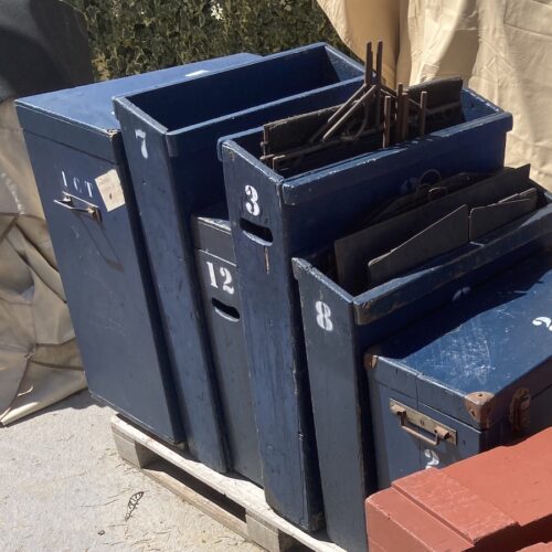 Cajas porta banderas y gelatinas usadas como atrezo técnico en rodajes de cine