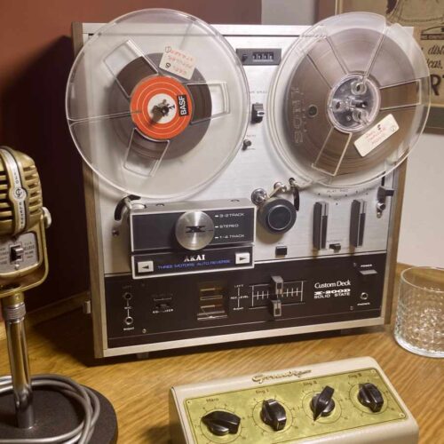 Magnetófono vintage de estudio de grabación usado como atrezo retro en rodajes