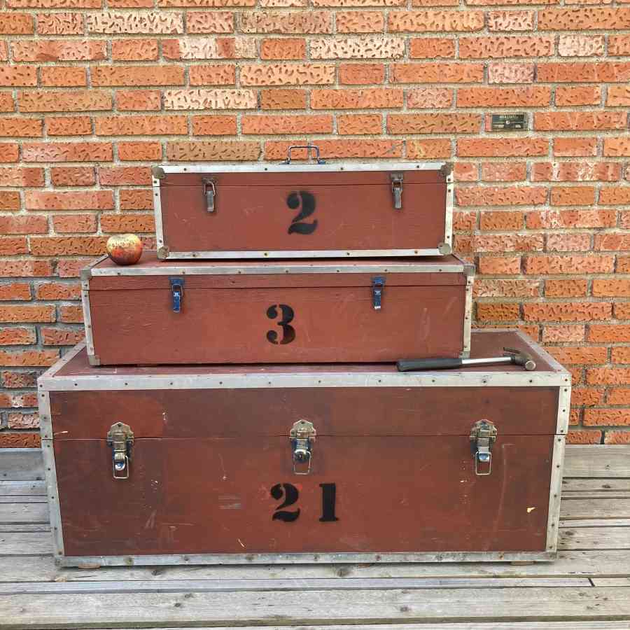 Cajas técnicas vintage rojas de madera con cantoneras metálicas, años 60-70, estilo flight case.