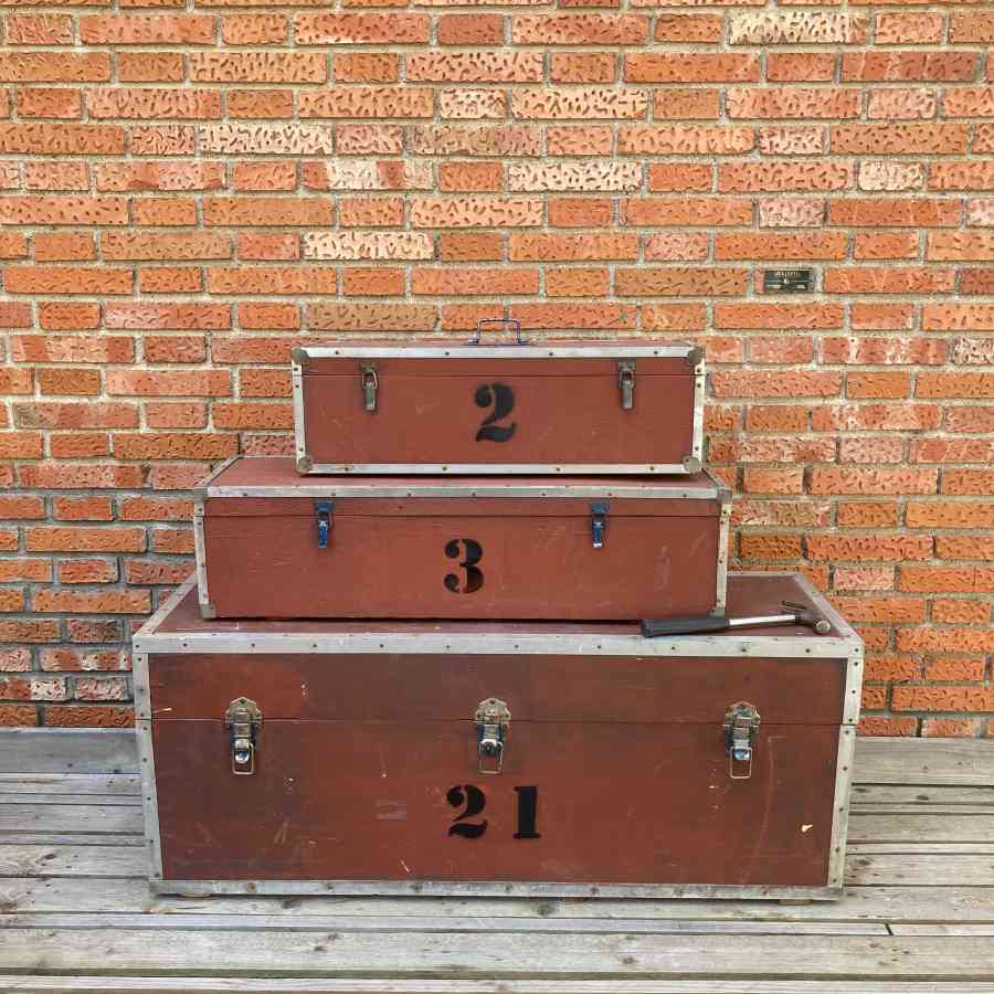Cajas técnicas vintage rojas de madera con cantoneras metálicas, años 60-70, estilo flight case.