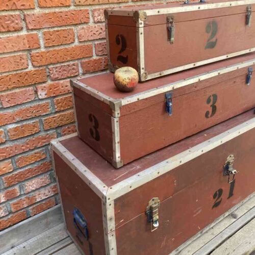Cajas técnicas vintage rojas de madera con cantoneras metálicas, años 60-70, estilo flight case.