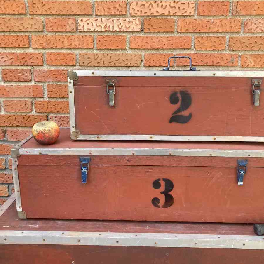 Cajas técnicas vintage rojas de madera con cantoneras metálicas, años 60-70, estilo flight case.