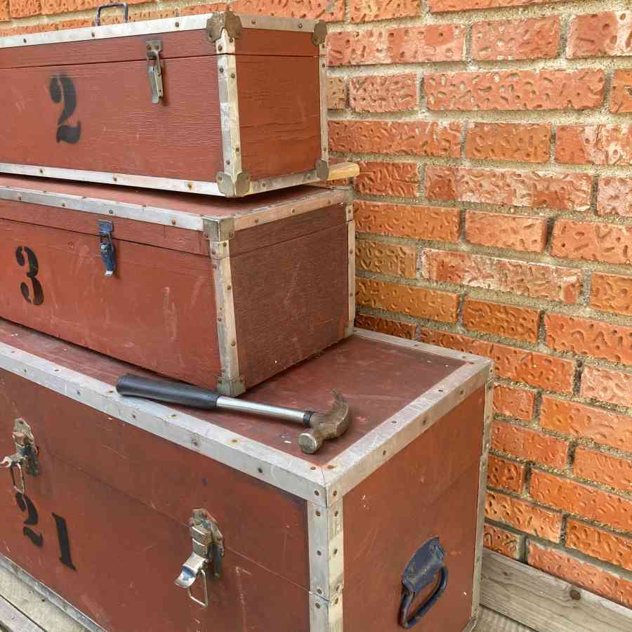 Cajas técnicas vintage rojas de madera con cantoneras metálicas, años 60-70, estilo flight case.