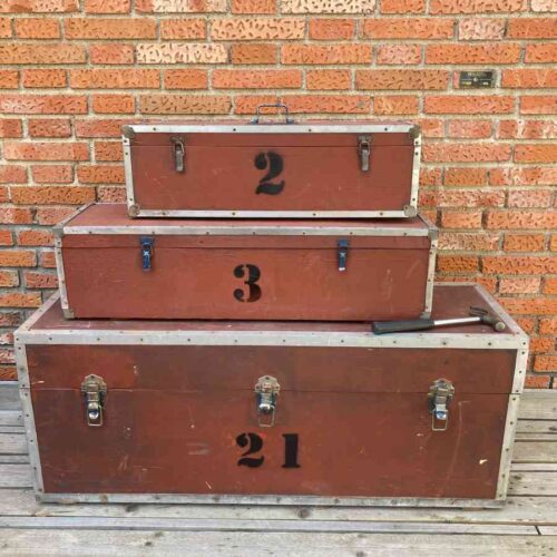 Cajas técnicas vintage rojas de madera con cantoneras metálicas, años 60-70, estilo flight case.