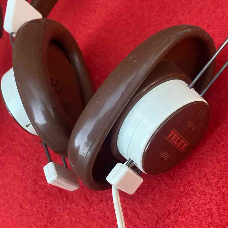 Cascos de equipo técnico de TV con intercom vintage, usados en multicámara y behind the scenes