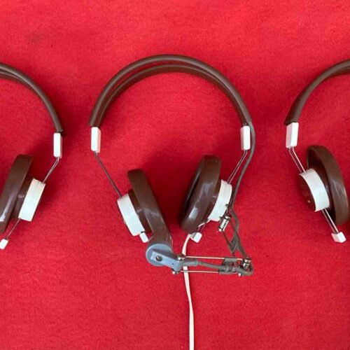 Cascos de equipo técnico de TV con intercom vintage, usados en multicámara y behind the scenes