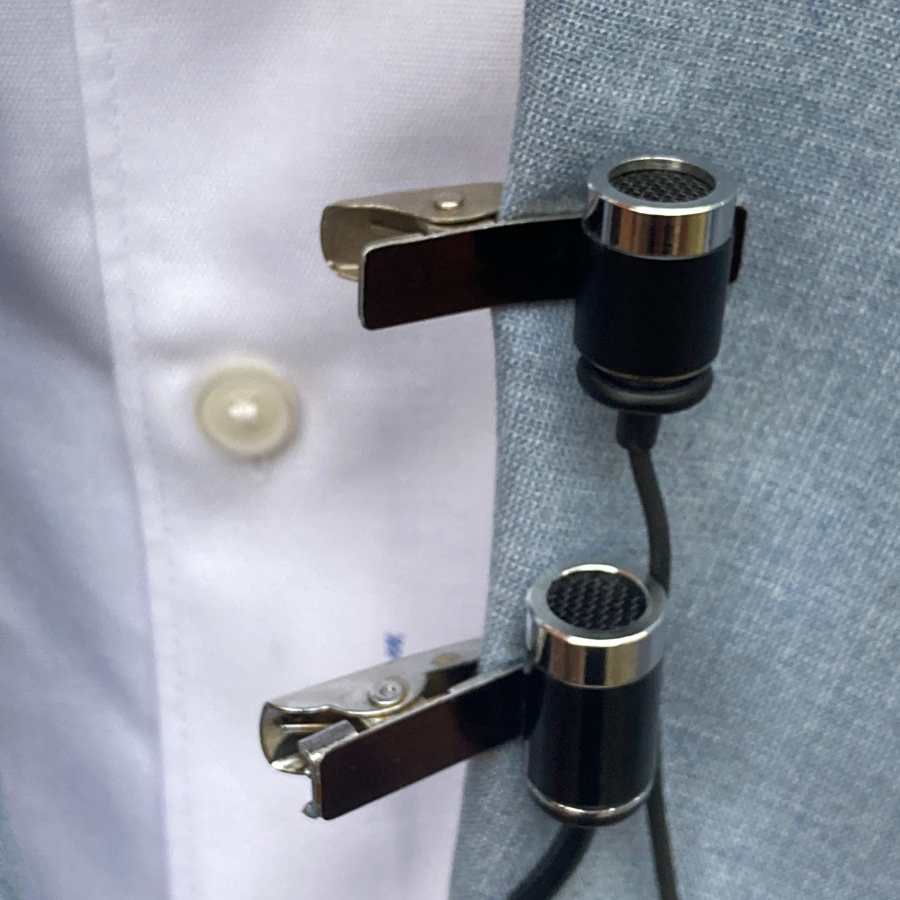 Micrófono de corbata lavalier vintage con cable usado en televisión en los años 70 y 80.