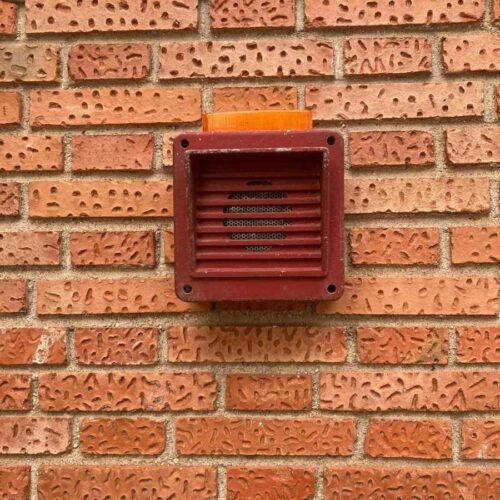 alarma antigua pared industrial roja años 70